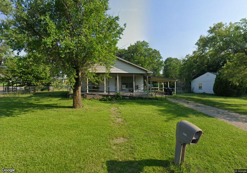 1251 SE Pinecrest Dr, Topeka, KS 66605 - photo 1