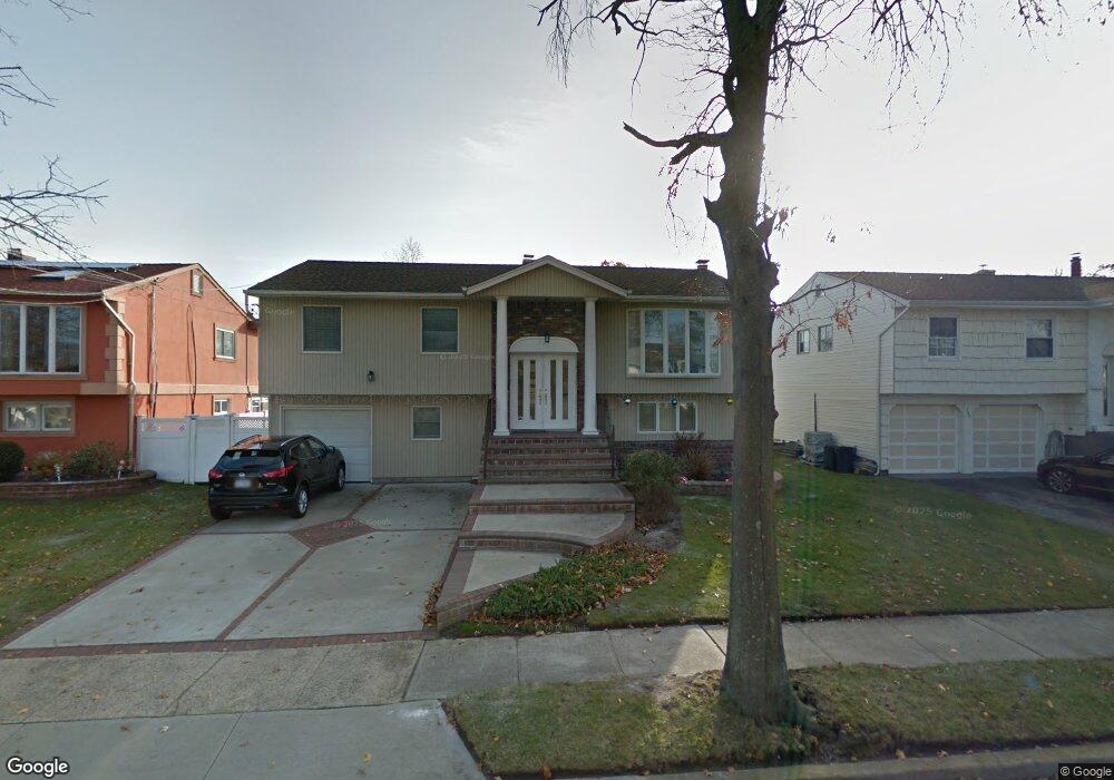 798 Vivian Ct, Baldwin, NY 11510 - photo 1