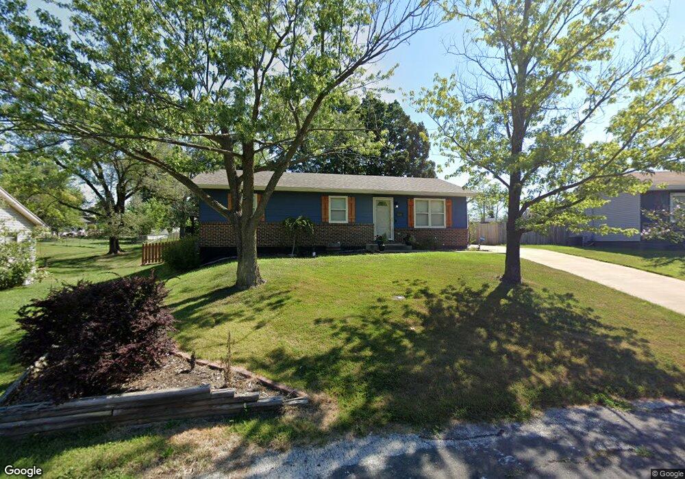 218 Crest Dr, Moberly, MO 65270 - photo 1