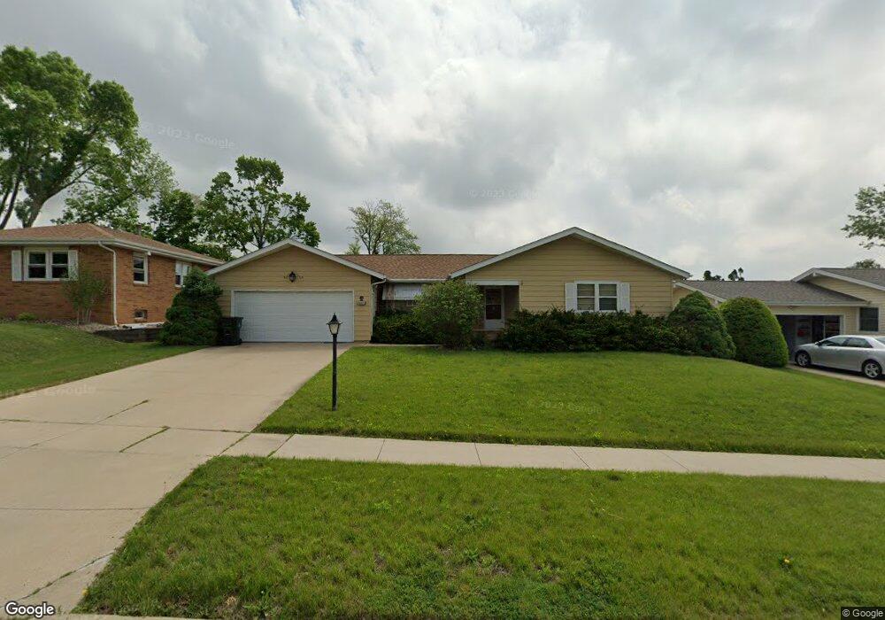 2467 Teresa Dr SW, Cedar Rapids, IA 52404 - photo 1