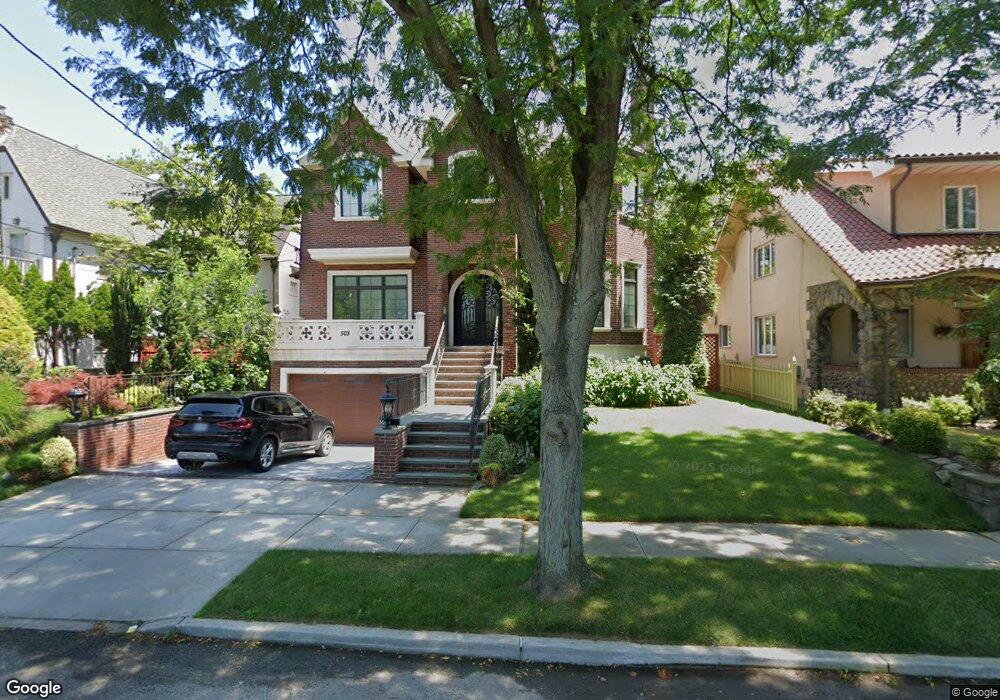 94 Parsons Blvd, Whitestone, NY 11357 - photo 1