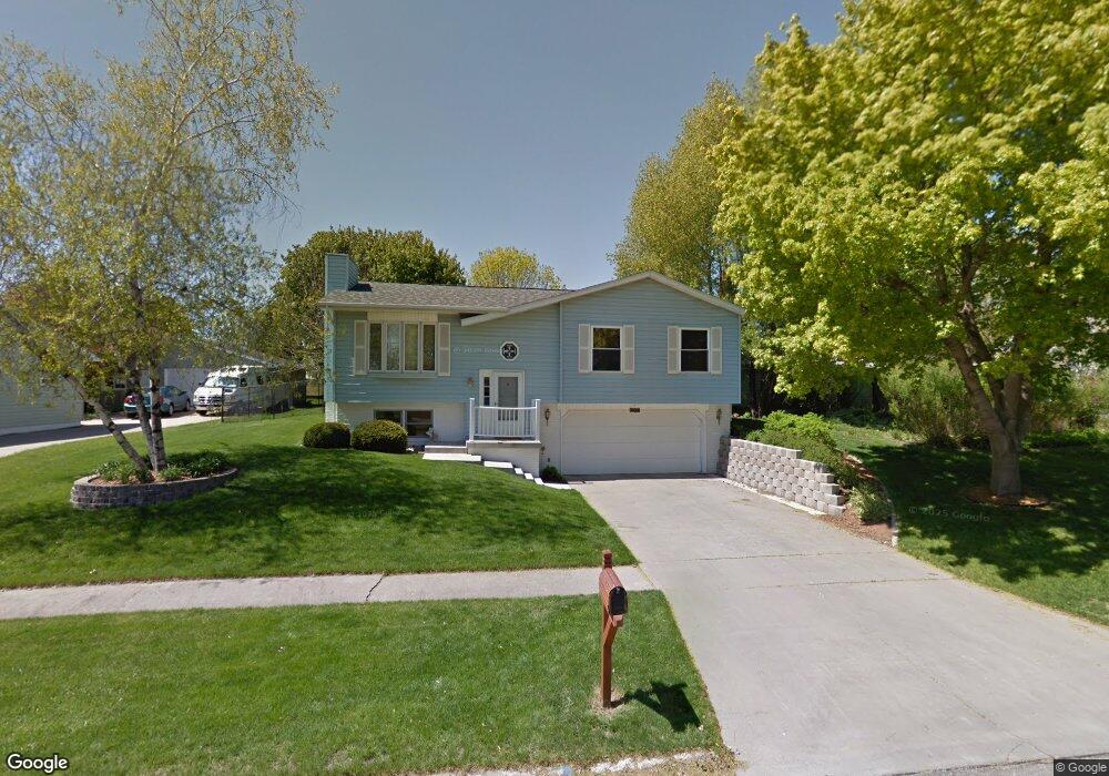 2424 Newport Dr SW, Cedar Rapids, IA 52404 - photo 1