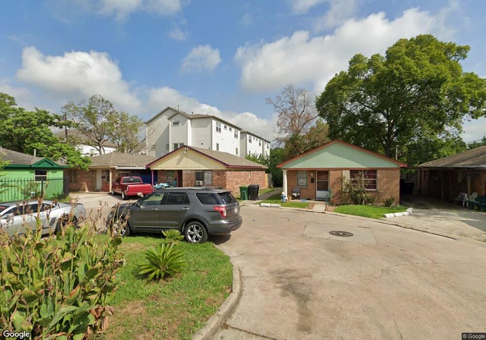 4555 Pecan Park Cir, Houston, TX 77018 - photo 1