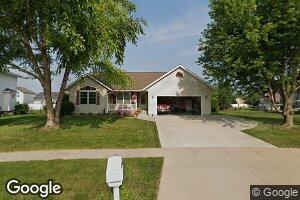 45 Pine Crest Dr, Robins, IA 52328