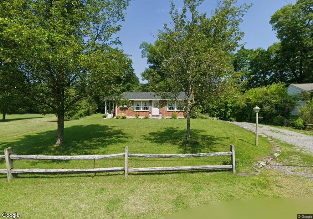 572 Circle Dr, East Stroudsburg, PA 18301 - photo 1