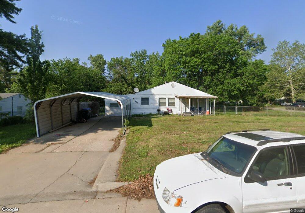 638 SE 33rd St, Topeka, KS 66605 - photo 1