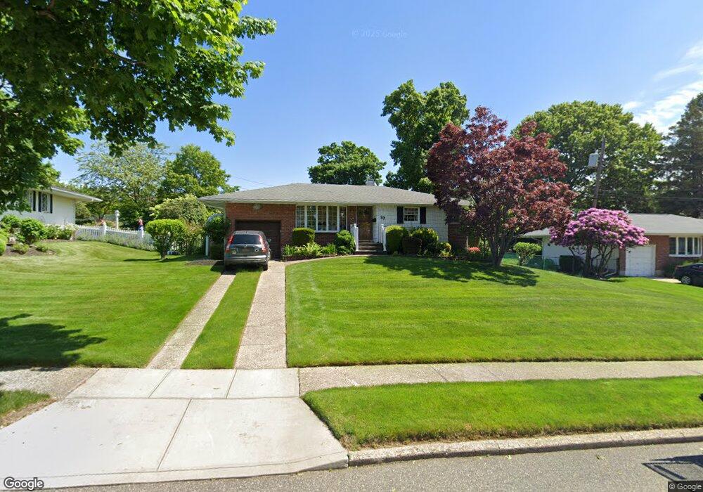 19 Donna Ln, ComMacK, NY 11725 - photo 1