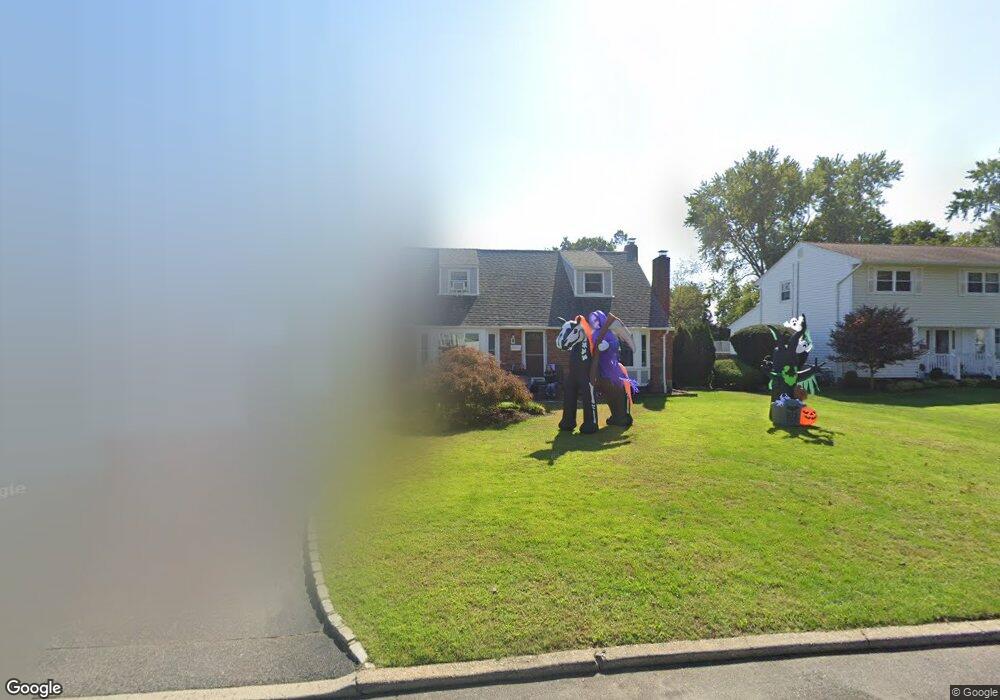 8 Tyram Ln, ComMacK, NY 11725 - photo 1