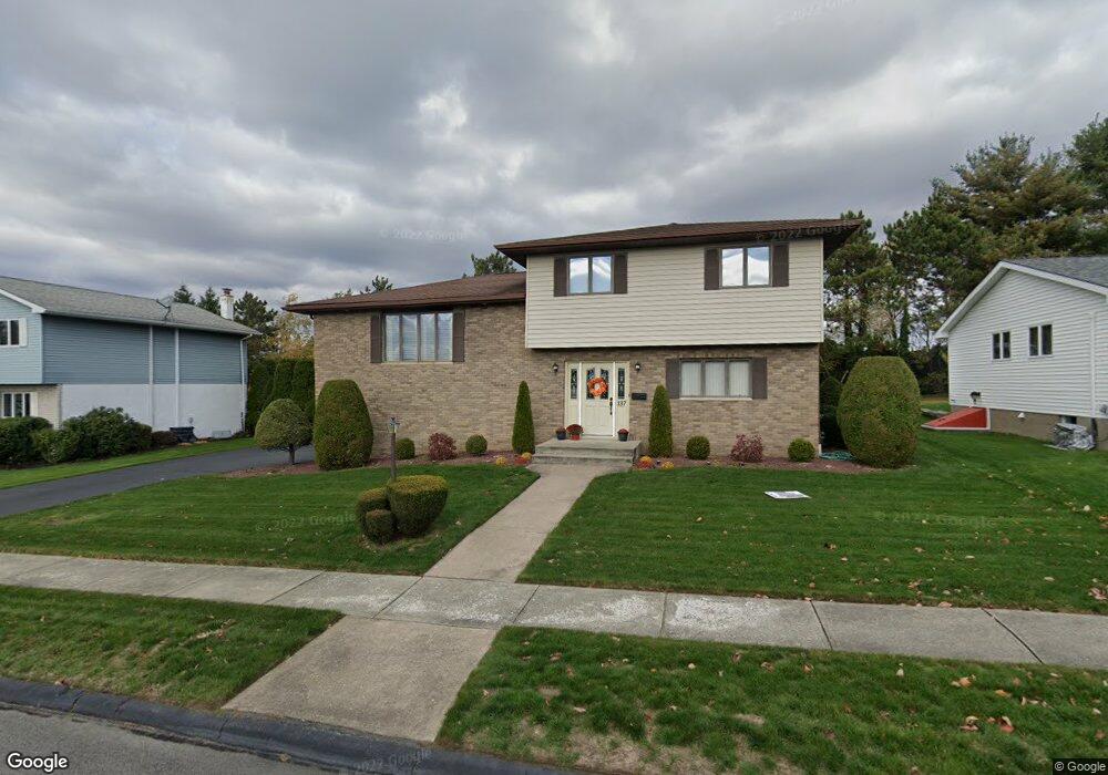 137 Swinnick Dr, Dunmore, PA 18512 - photo 1