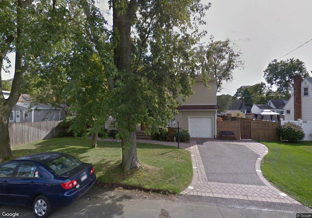 313 30th St, Lindenhurst, NY 11757 - photo 1