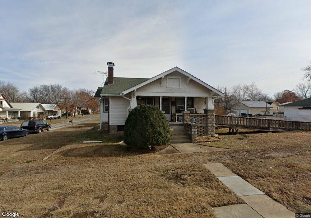 821 Lincoln St, Parsons, KS 67357 - photo 1