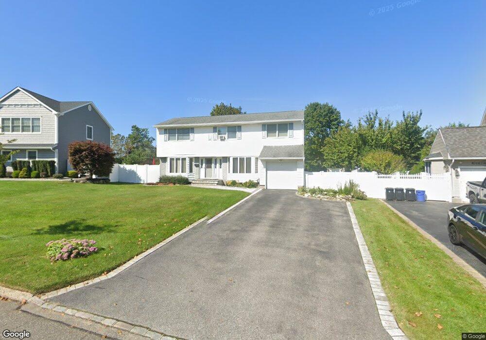82 Roxbury Dr, ComMacK, NY 11725 - photo 1