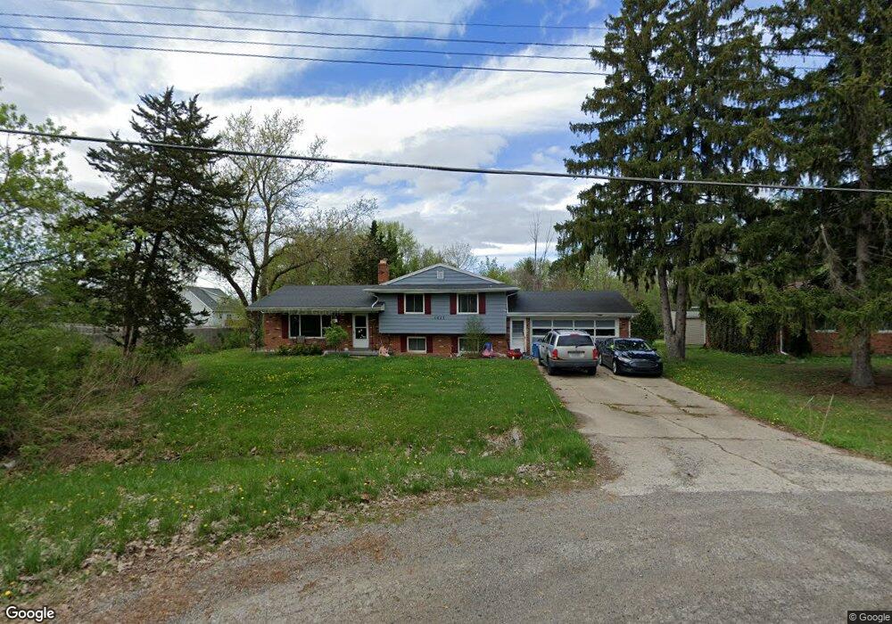 1037 N Pinecrest Ln, Grand Blanc, MI 48439 - photo 1