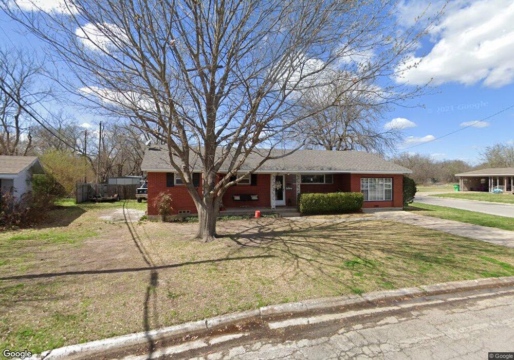 301 Meadow Dr, Gainesville, TX 76240 - photo 1