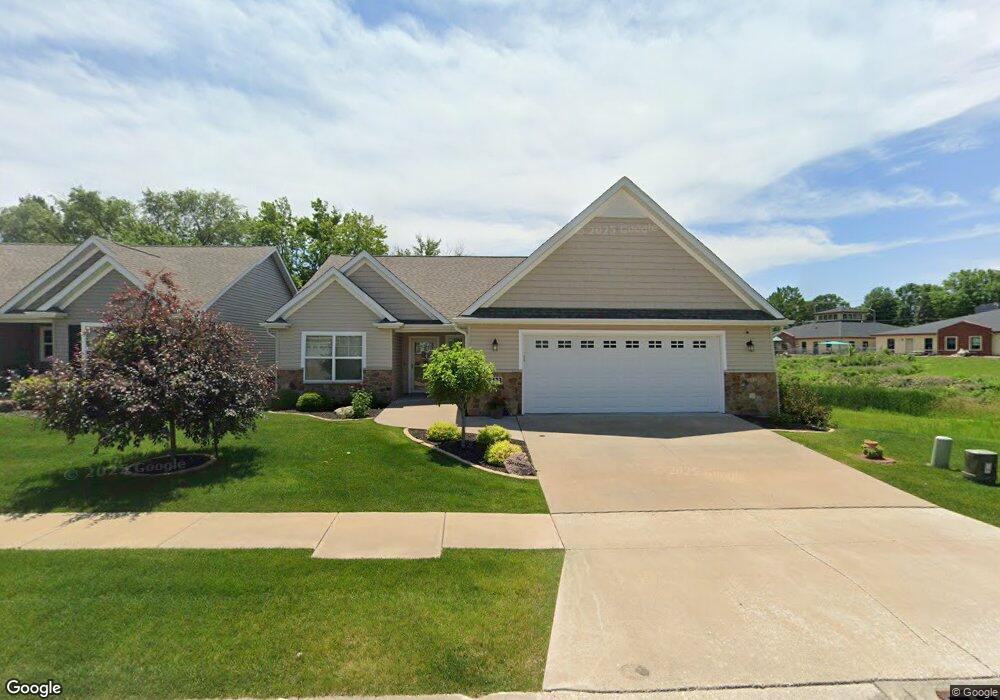 2433 Pheasant Creek Cir, Davenport, IA 52807 - photo 1