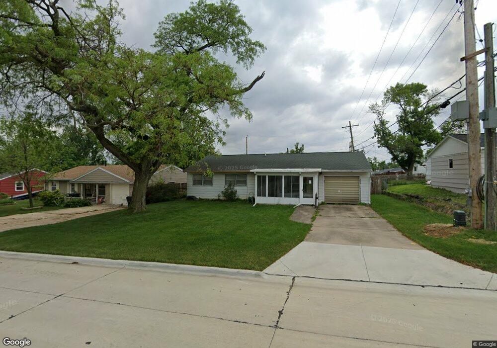 286 Peace Ave NW, Cedar Rapids, IA 52405 - photo 1