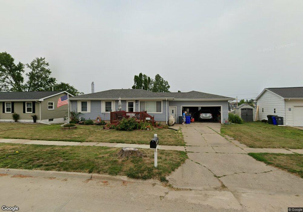 2700 Hickory Dr SW, Cedar Rapids, IA 52404 - photo 1