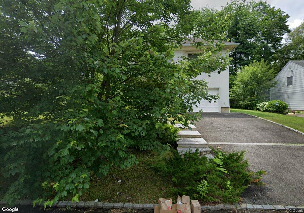 9 Hemsley Ln, Great Neck, NY 11023 - photo 1