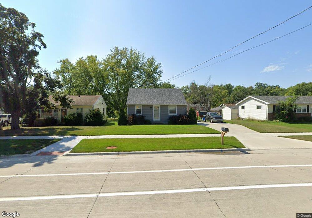 2327 O Ave NW, Cedar Rapids, IA 52405 - photo 1