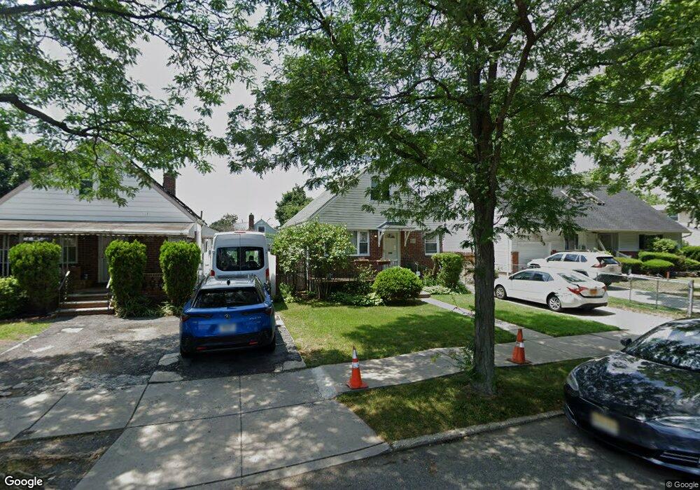 7640 265th St, New Hyde Park, NY 11040 - photo 1