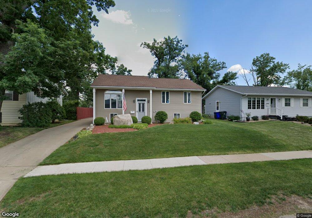 1019 Pawnee Dr NW, Cedar Rapids, IA 52405 - photo 1