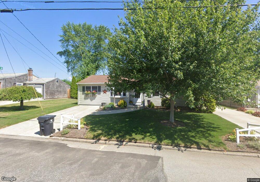 98 Crest Dr, Pawtucket, RI 02861 - photo 1