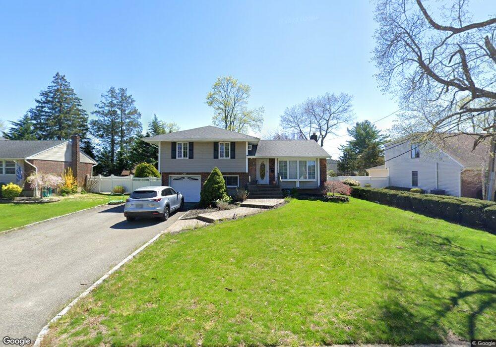 28 Whitebirch Ln, ComMacK, NY 11725 - photo 1