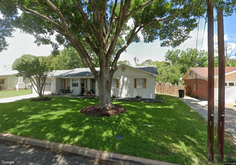 606 N Orange St, Fredericksburg, TX 78624 - photo 1