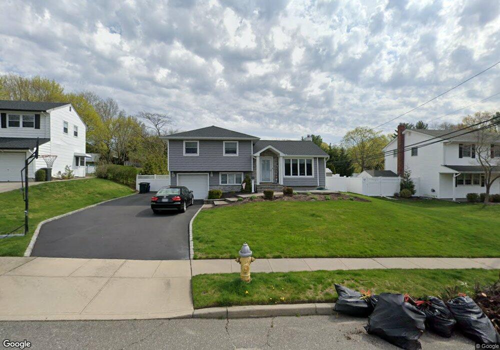 9 Byron Rd, ComMacK, NY 11725 - photo 1