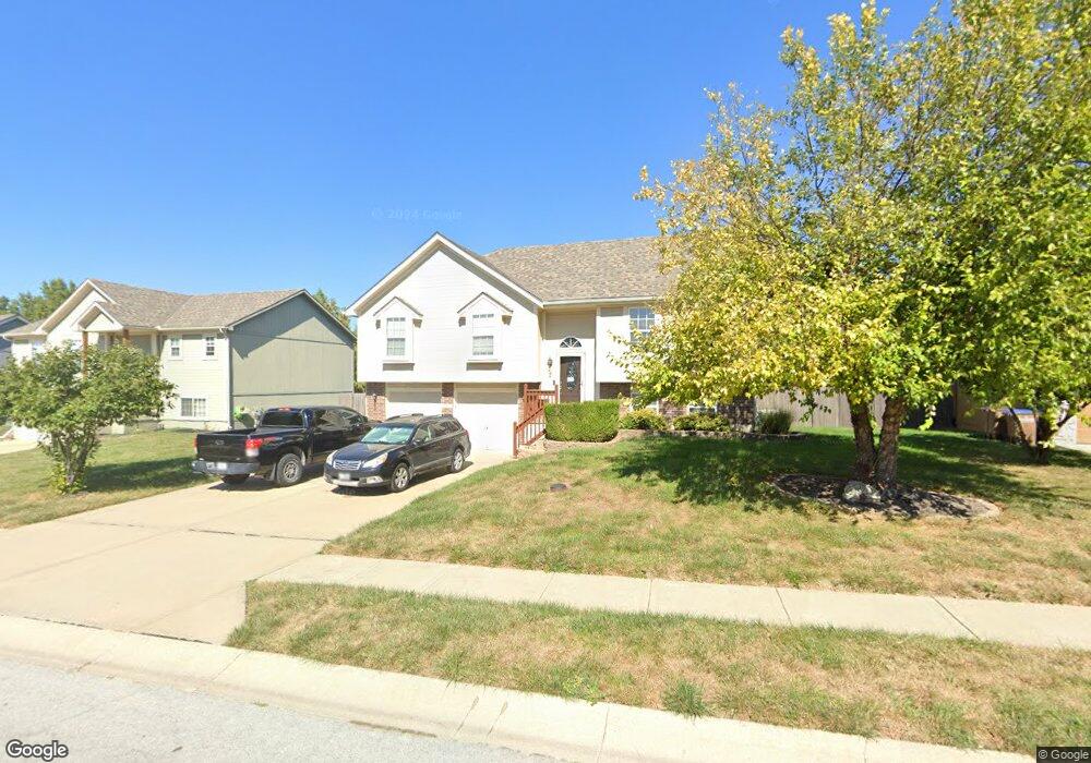 1018 Country Ln, Raymore, MO 64083 - photo 1