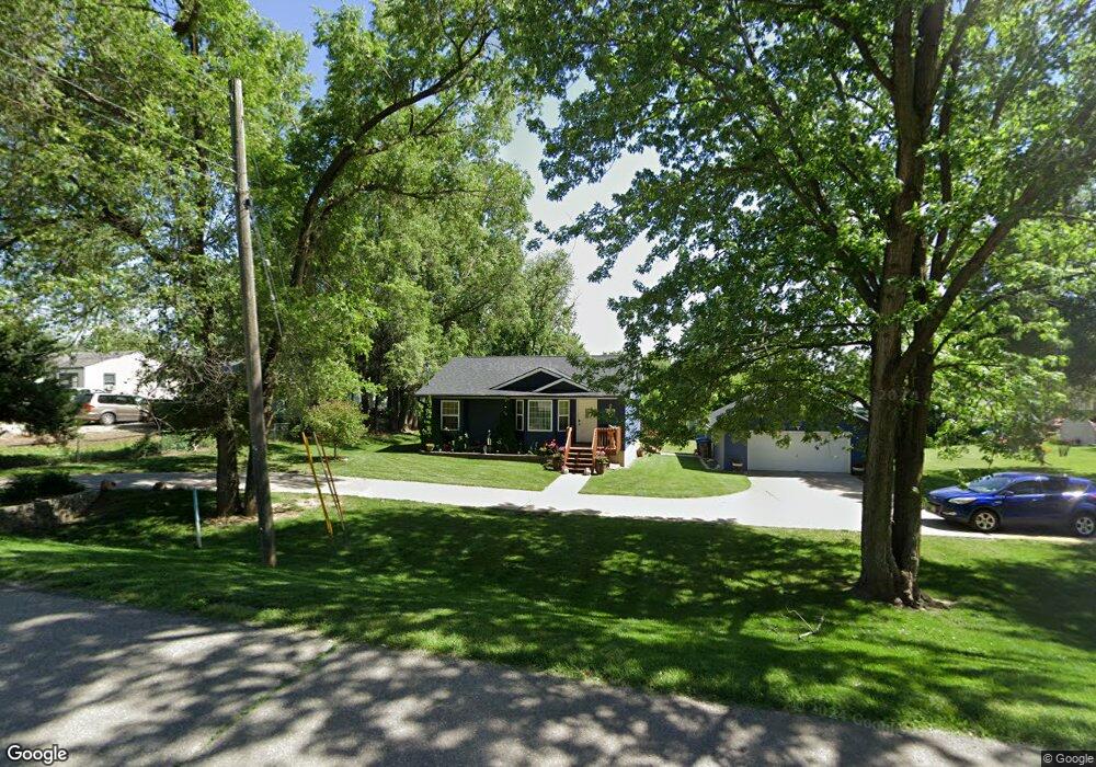 1635 E Leach Ave, Des Moines, IA 50320 - photo 1