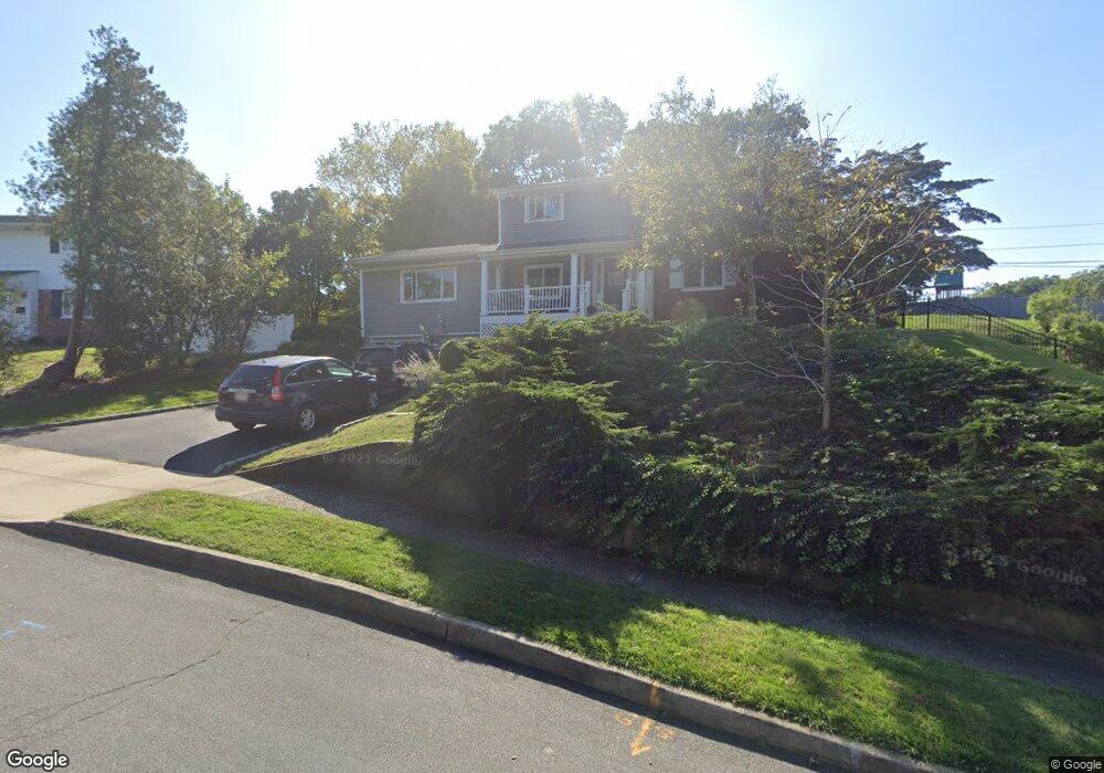 8 Shelton Ct, ComMacK, NY 11725 - photo 1