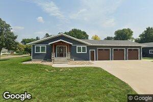 406 1st St, Hull, IA 51239