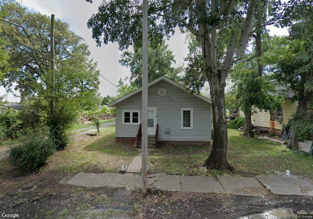 211 W Midkiff St, Harrisburg, IL 62946 - photo 1