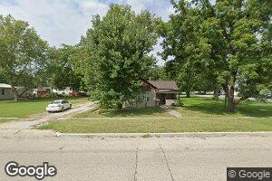 306 S Main St, Moweaqua, IL 62550