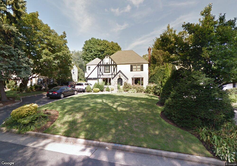 70 Strathmore Rd, Manhasset, NY 11030 - photo 1