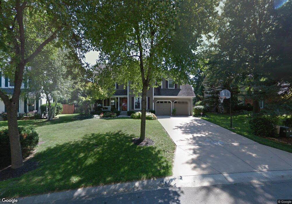 8413 Greenwood Cir, Lenexa, KS 66215 - photo 1