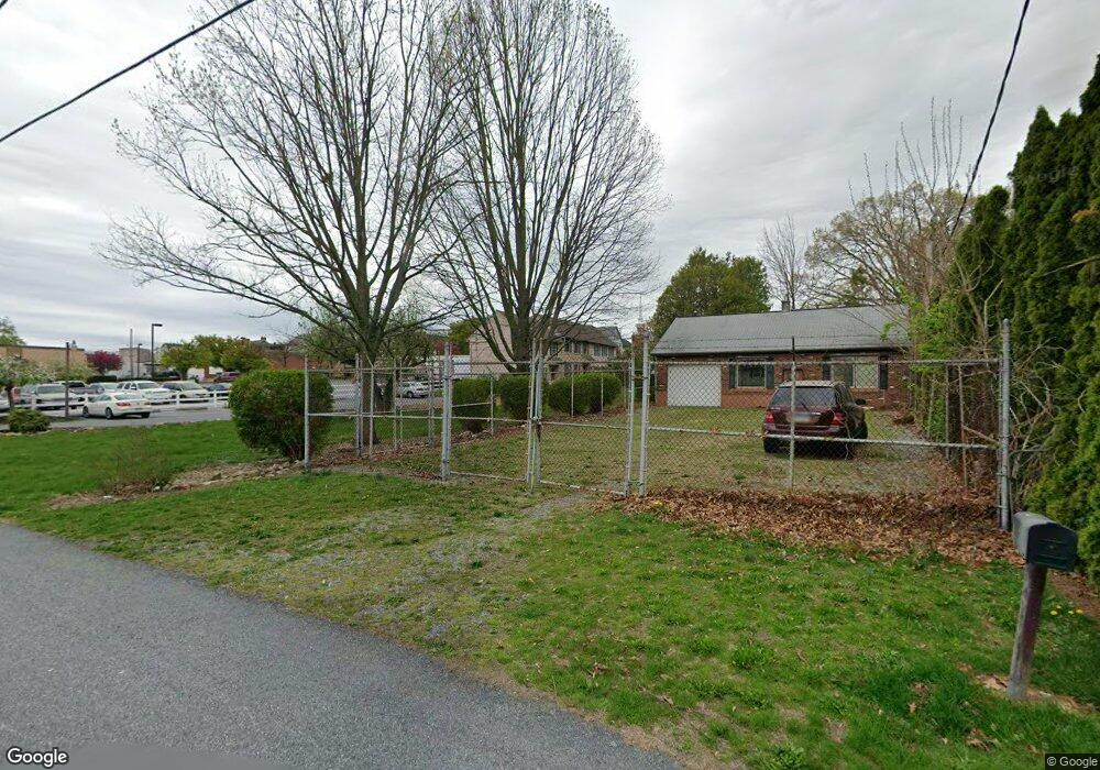 221 E Franklin St, New Holland, PA 17557 - photo 1