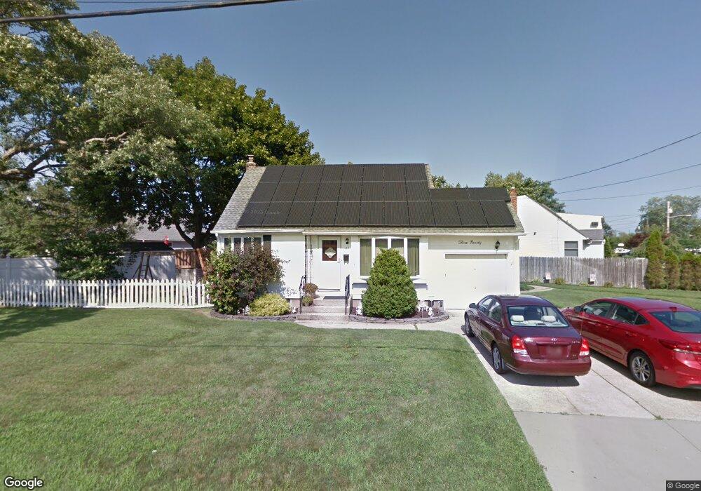 390 30th St, Lindenhurst, NY 11757 - photo 1