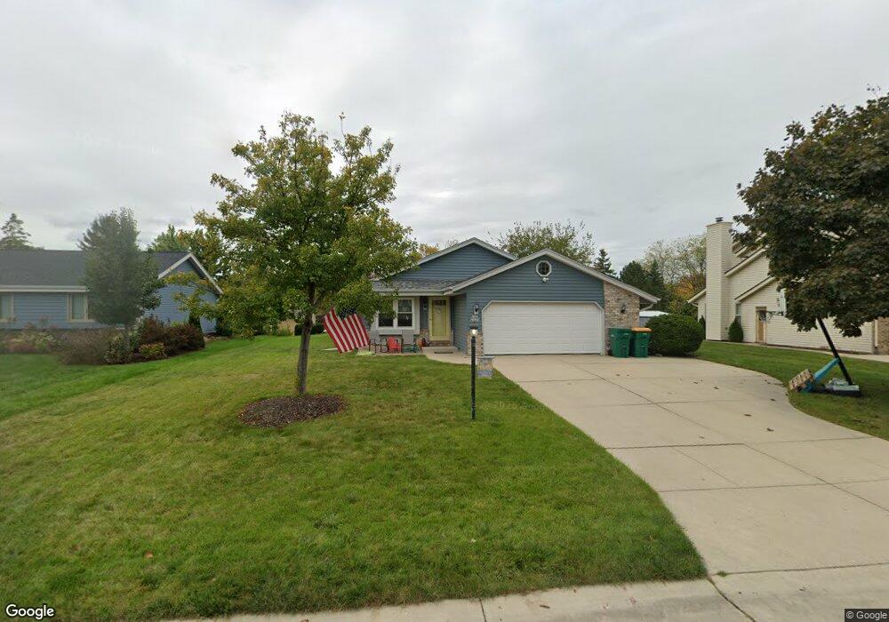 W163N10479 Ridgeview Ln, Germantown, WI 53022 - photo 1
