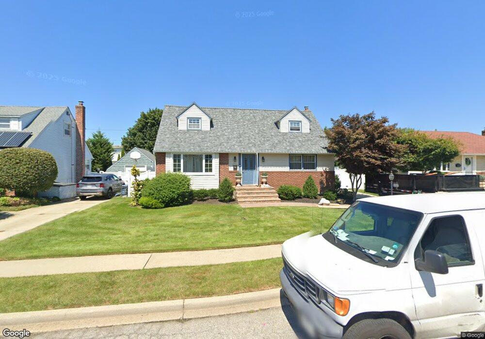 905 Whitebirch Ln, Wantagh, NY 11793 - photo 1