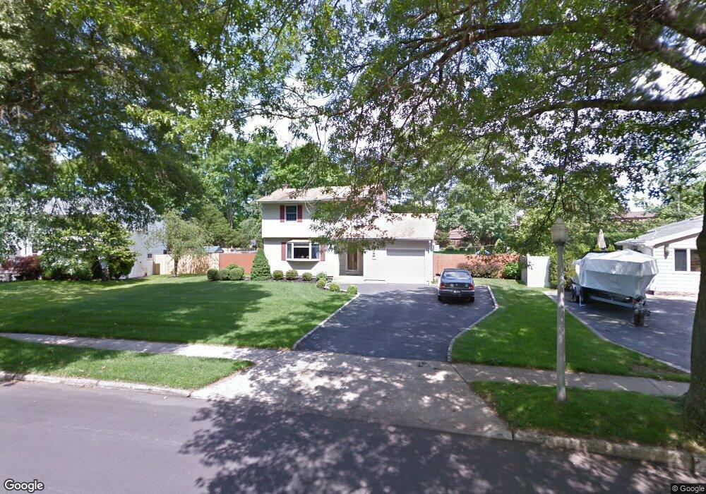 13 Pawnee Dr, ComMacK, NY 11725 - photo 1