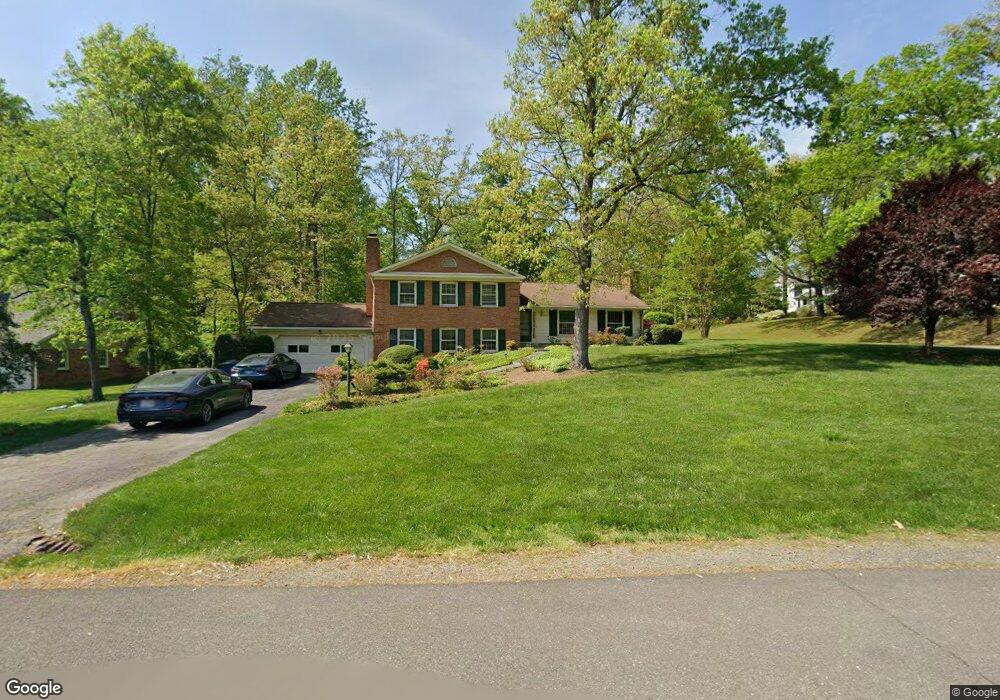 9008 Stoneleigh Ct, Fairfax, VA 22031 - photo 1