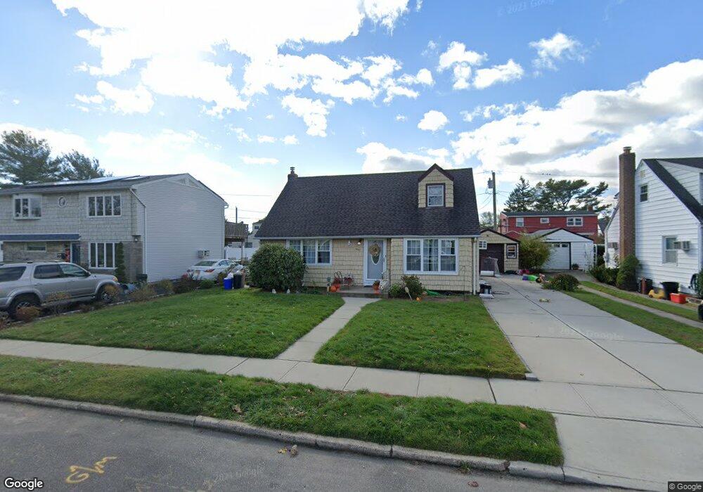 1057 Park Ln N, Franklin Square, NY 11010 - photo 1