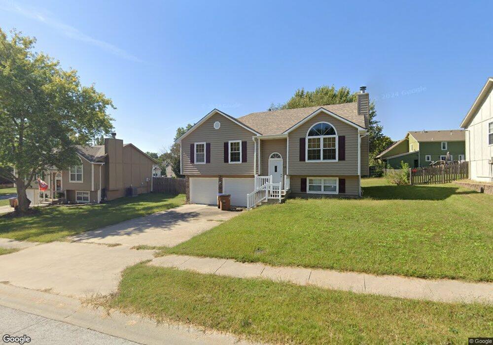 624 N Crest Dr, Raymore, MO 64083 - photo 1