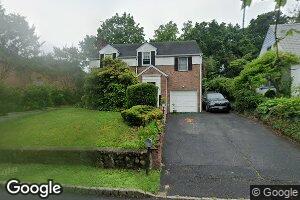 40 Valley View Rd, Great Neck, NY 11021