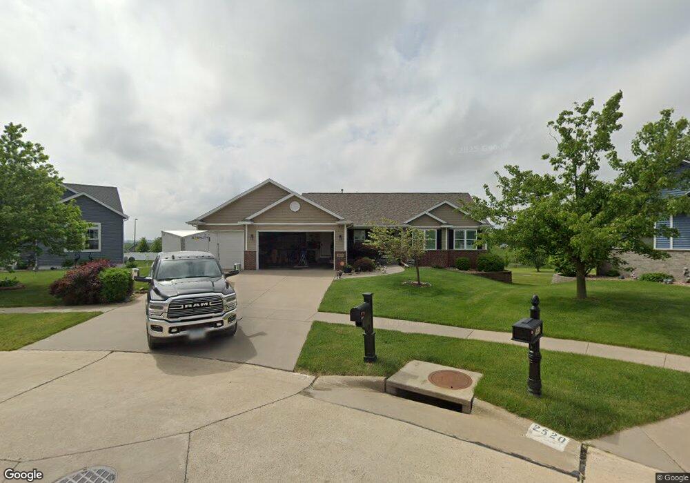 2527 Radcliffe Ct SW, Cedar Rapids, IA 52404 - photo 1