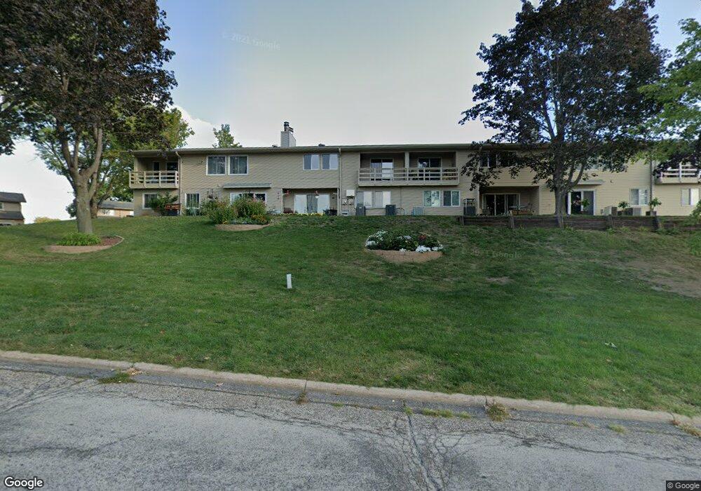 1710 Applewood Place NE, Cedar Rapids, IA 52402 - photo 1