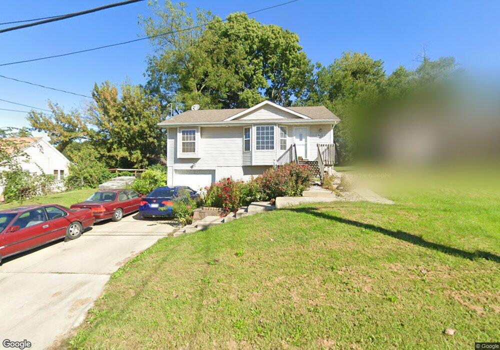 913 Lewis Ave, Des Moines, IA 50315 - photo 1