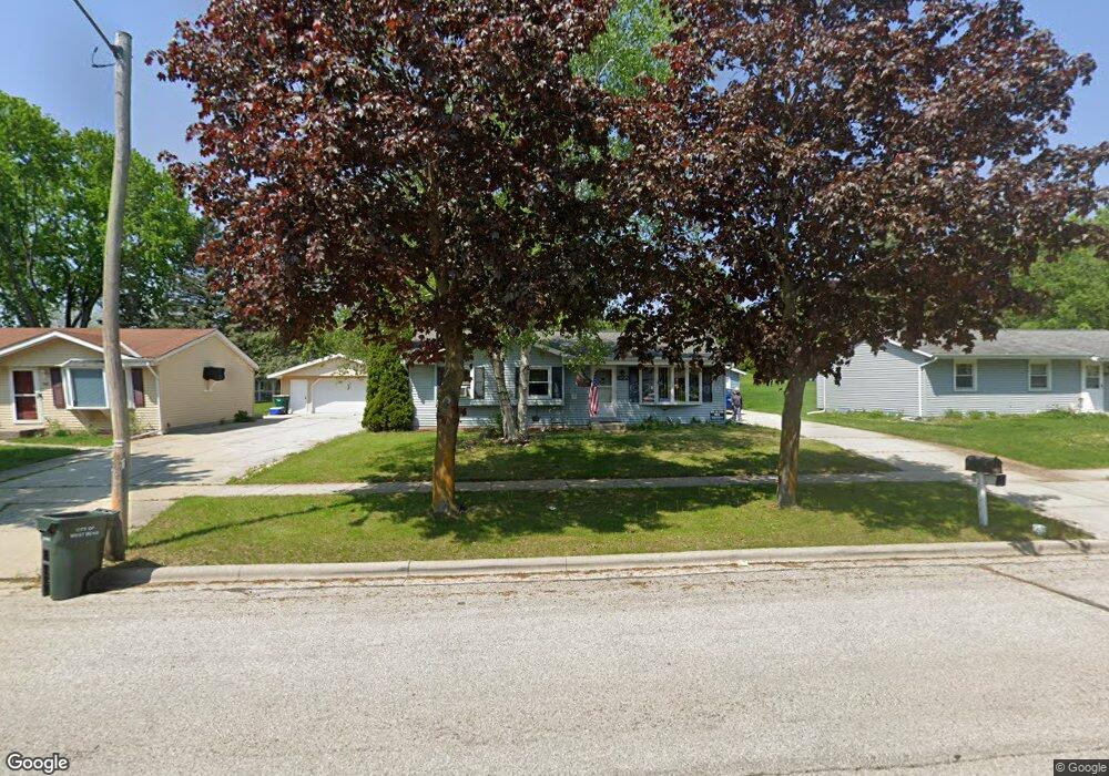 822 Villa Park Dr, West Bend, WI 53090 - photo 1